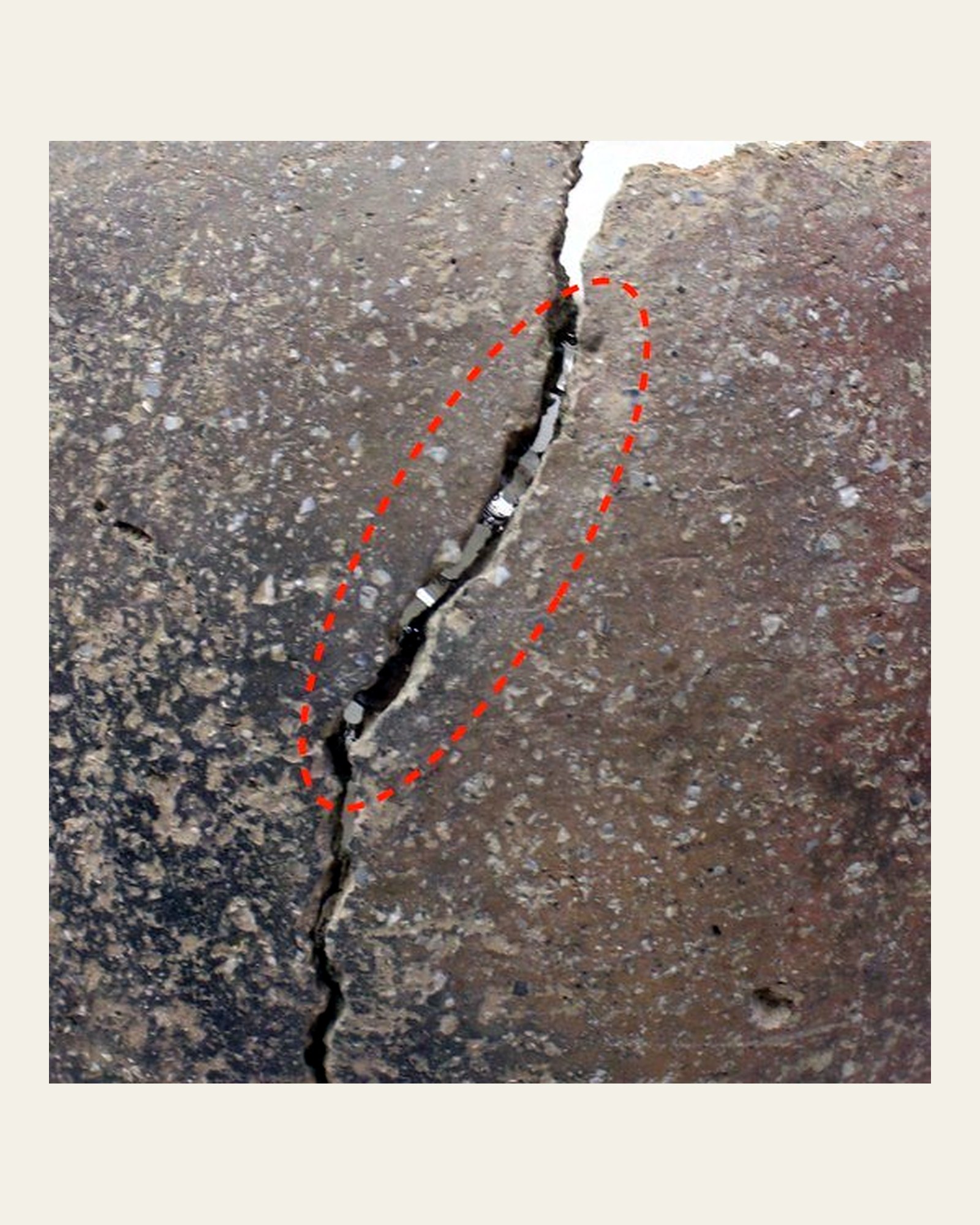 Running crack and loose join in the earthenware vessel before consolidation.